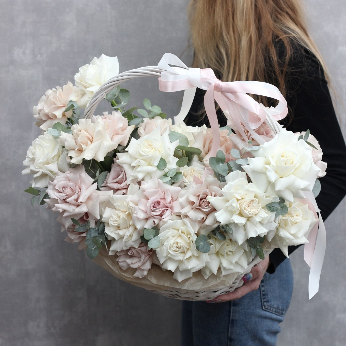 Francuzskaya roza v korzine 375